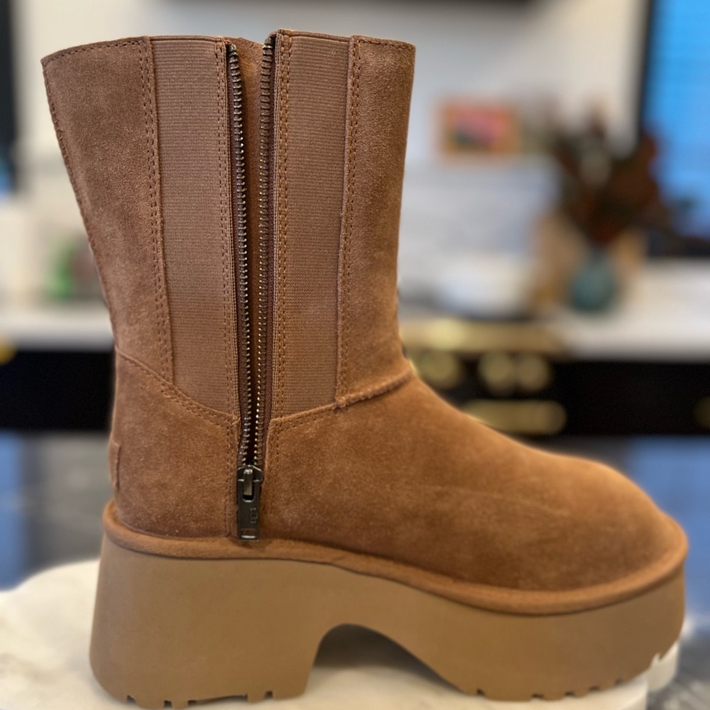 UGG **Brand New w/ Tags** Classic Twin Seam Ultra Zip Up, Chestnut, Size 9